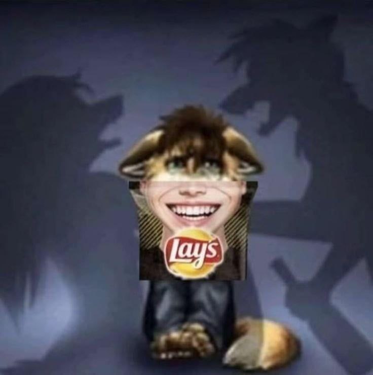 Фурри с головой из Lays и тенями волков На изображении странное существо с головой, напоминающей пачку чипсов Lays, с глазами кошки и улыбкой человека. По бокам от него расположены тени, напоминающие волка.