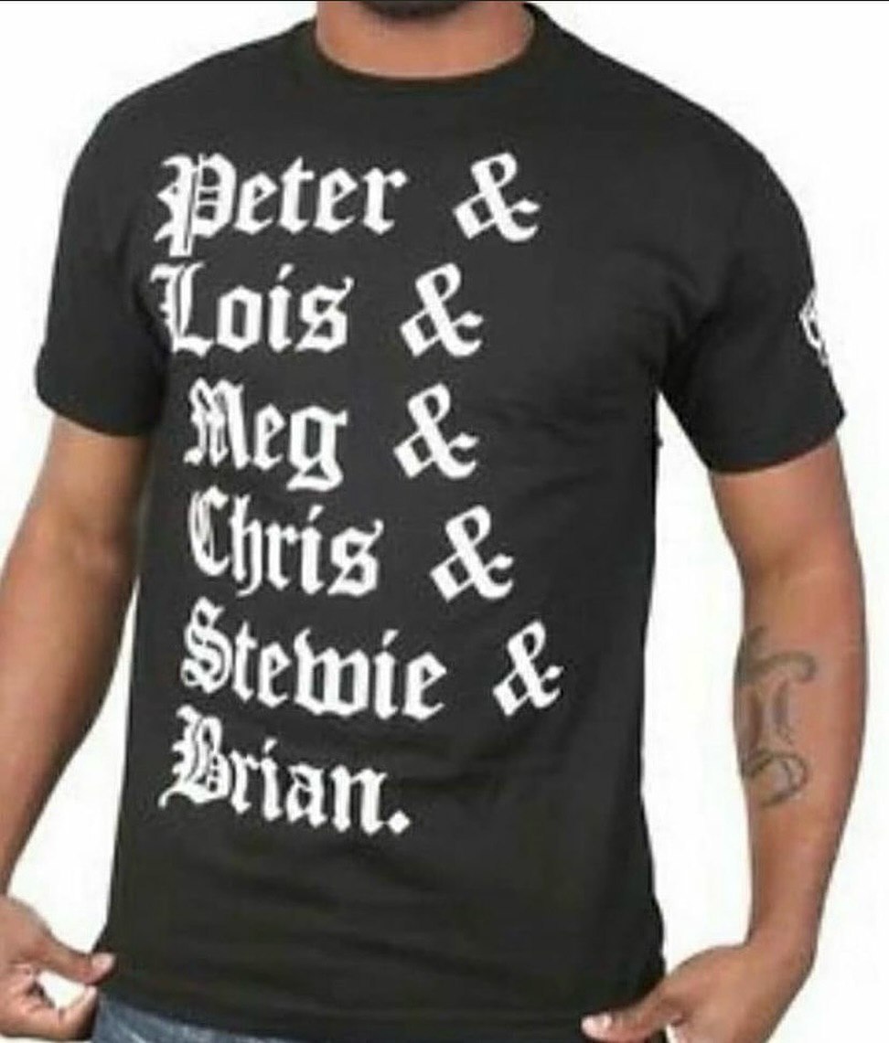 Футболка Гриффины Мужчина в черной футболке с надписью Peter & Lois & Meg & Chris & Stewie & Brian. Это имена персонажей из американского мультсериала "Гриффины"