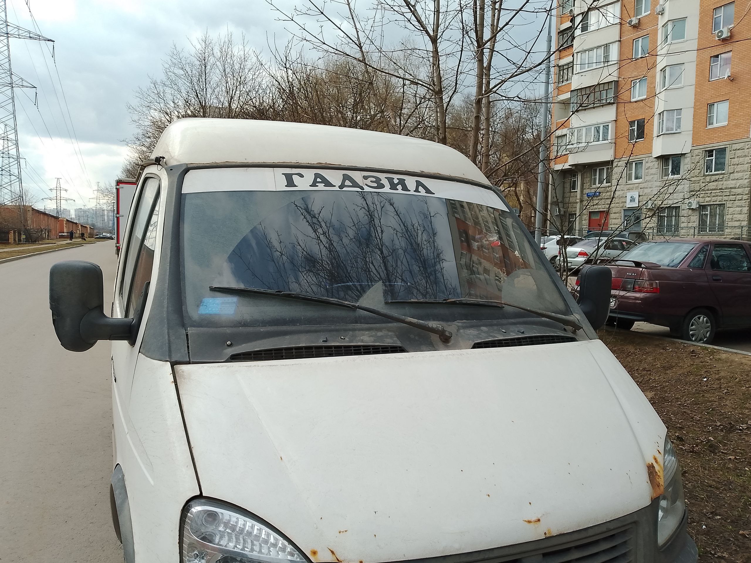 ГАЗель Гаазза ГАЗель с надписью "Гаазза" на лобовом стекле