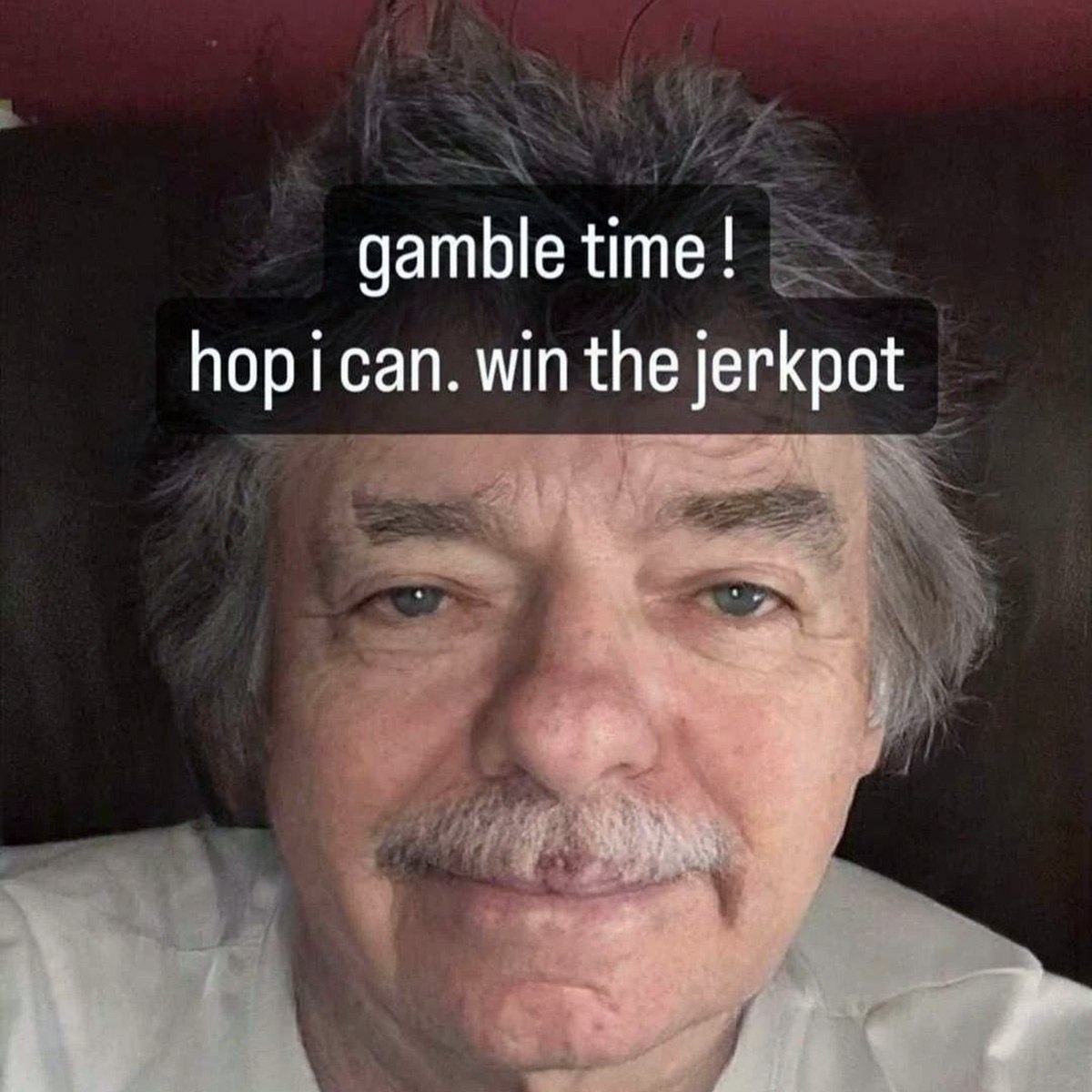Gamble time! Hop i can. Win the jerkpot Пожилой мужчина с усами и взъерошенными волосами, который надеется выиграть джекпот в "время азартных игр".