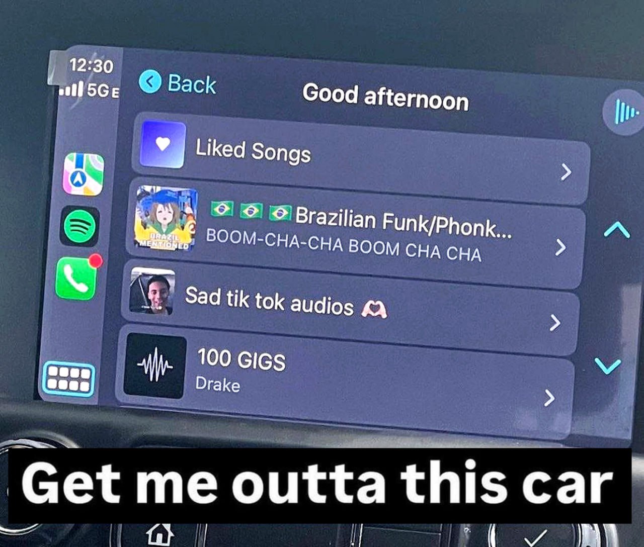 Get me outta this car Экран автомобильной мультимедийной системы с плейлистами и надписью «Get me outta this car»