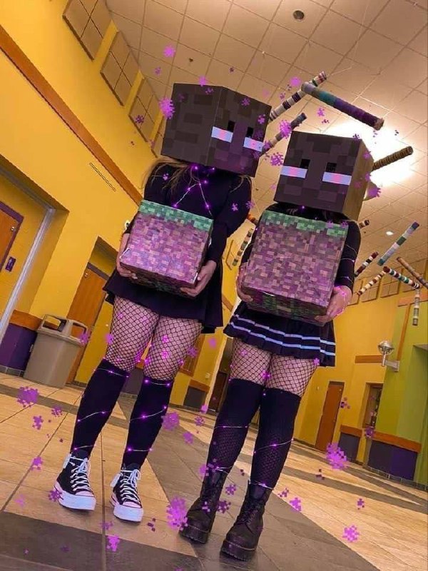 Девушки эндермены косплей Minecraft Девушки в костюмах эндерменов с кубами земли Края
