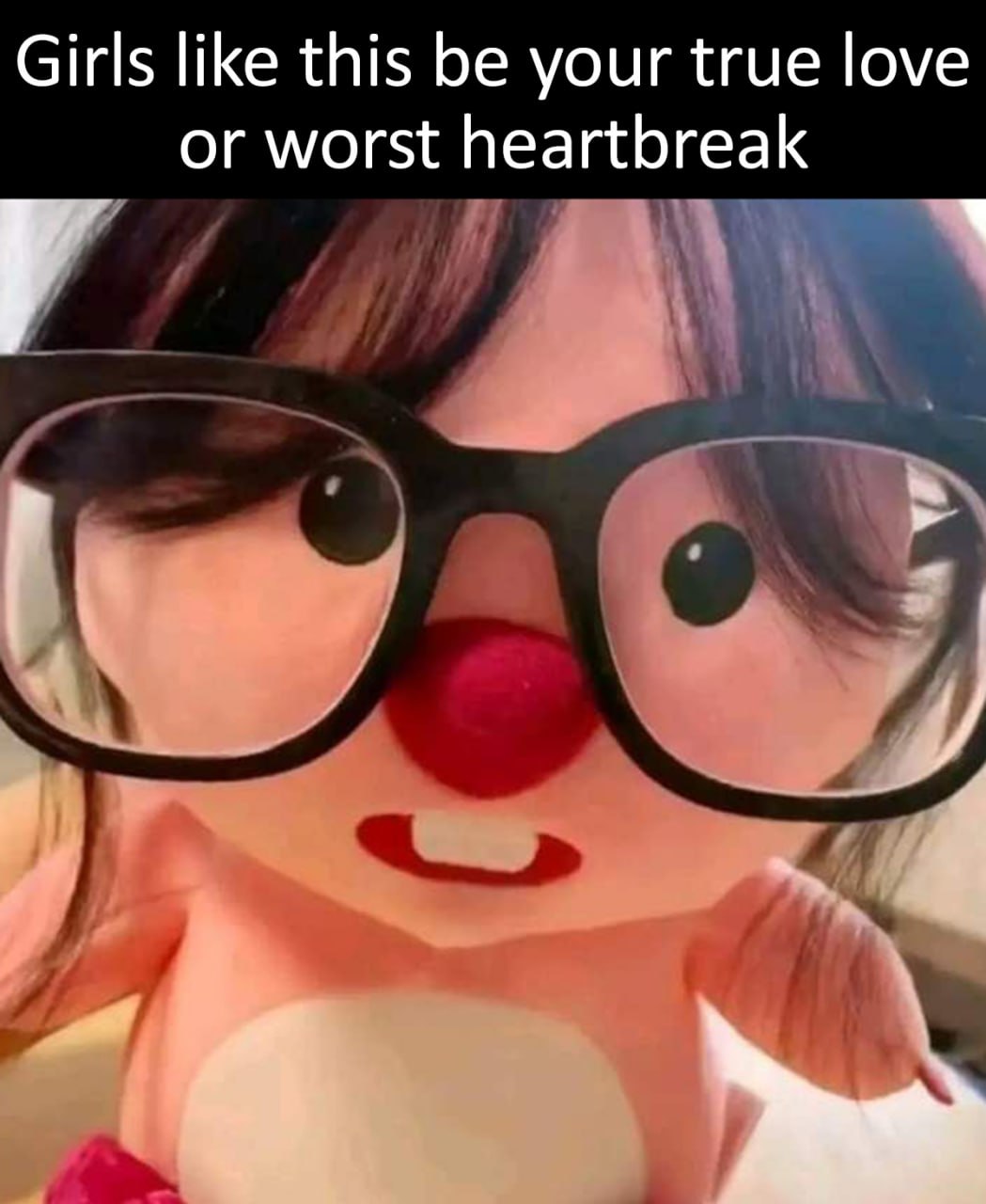 Girls like this be your true love or worst heartbreak Мем с милой розовой игрушкой с челкой и в больших очках, которая изображает фразу о том, что девушки "такие" могут быть как настоящей любовью, так и худшим разочарованием.