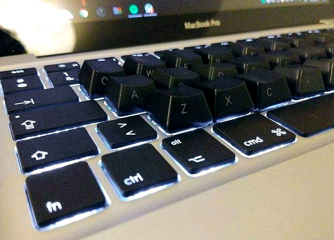 Светящаяся клавиатура MacBook Pro Макросъемка светящейся клавиатуры MacBook Pro