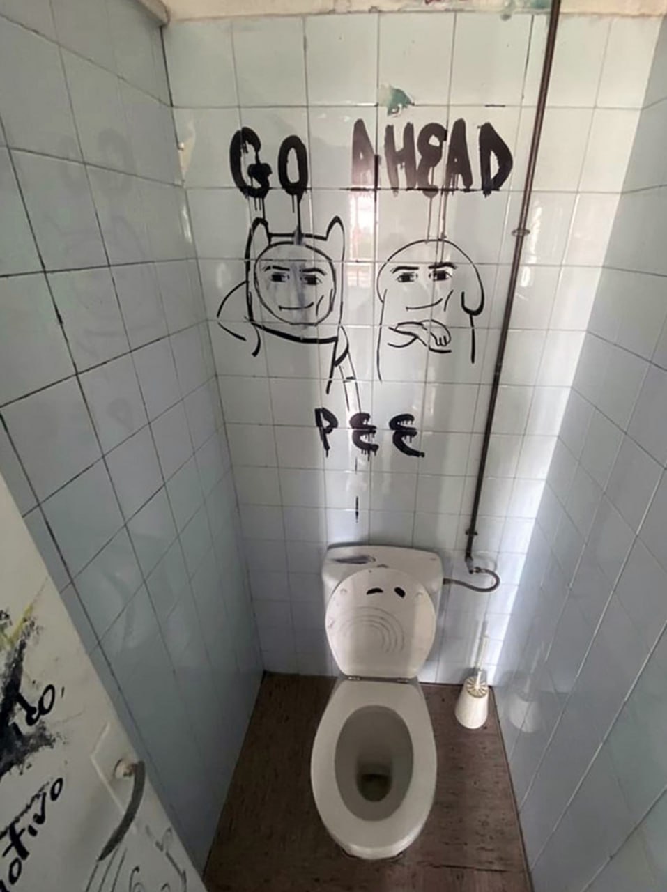 Go ahead pee граффити Надпись go ahead pee с персонажами Adventure Time и человеком-сперматозоидом в туалете