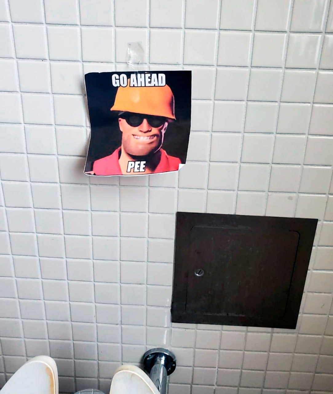Go ahead pee Мем с Инженером из Team Fortress 2, который говорит: "Go ahead pee".