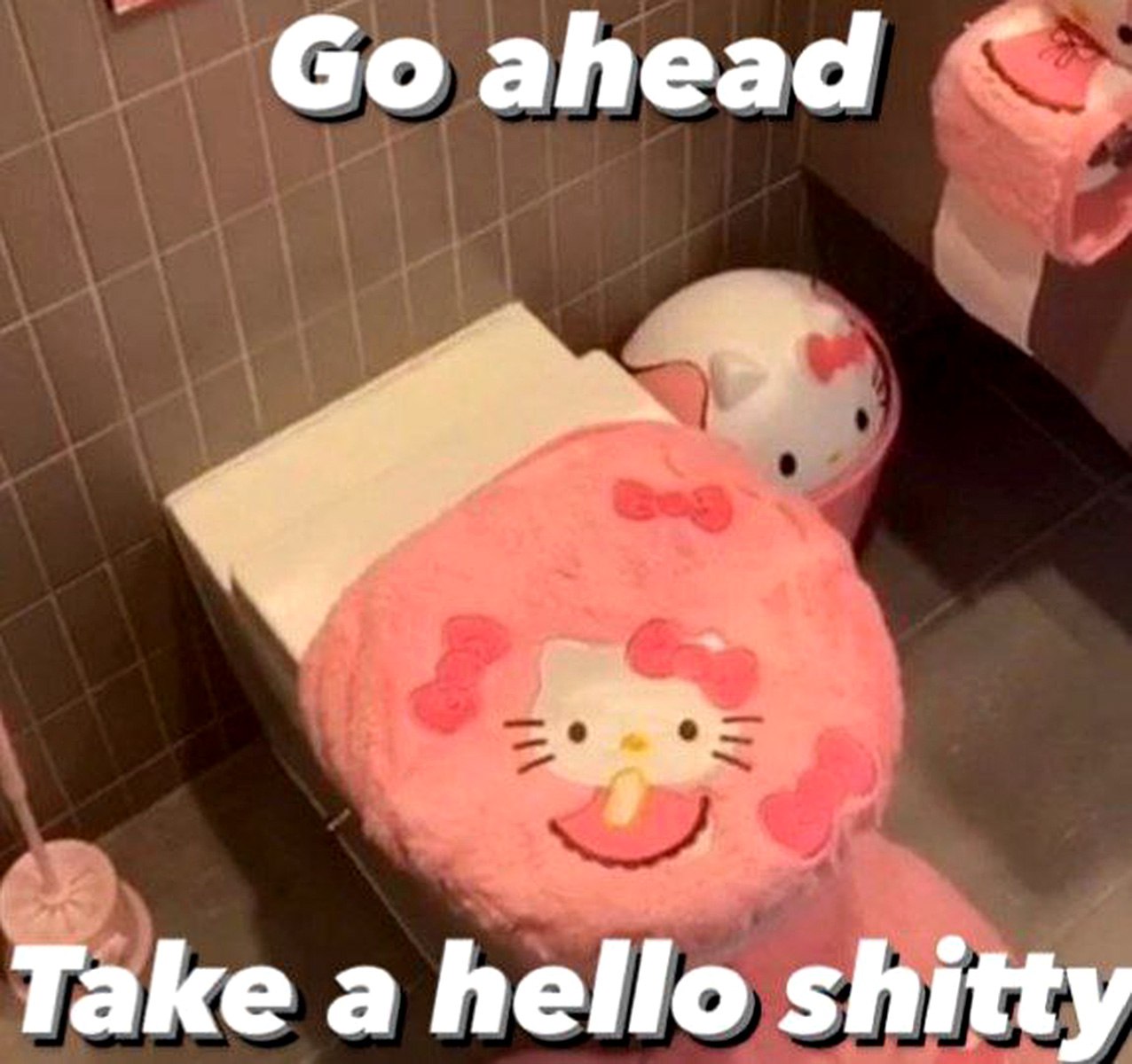 Go ahead take a hello shitty Туалет, оформленный в стиле Hello Kitty с надписью Go ahead take a hello shitty