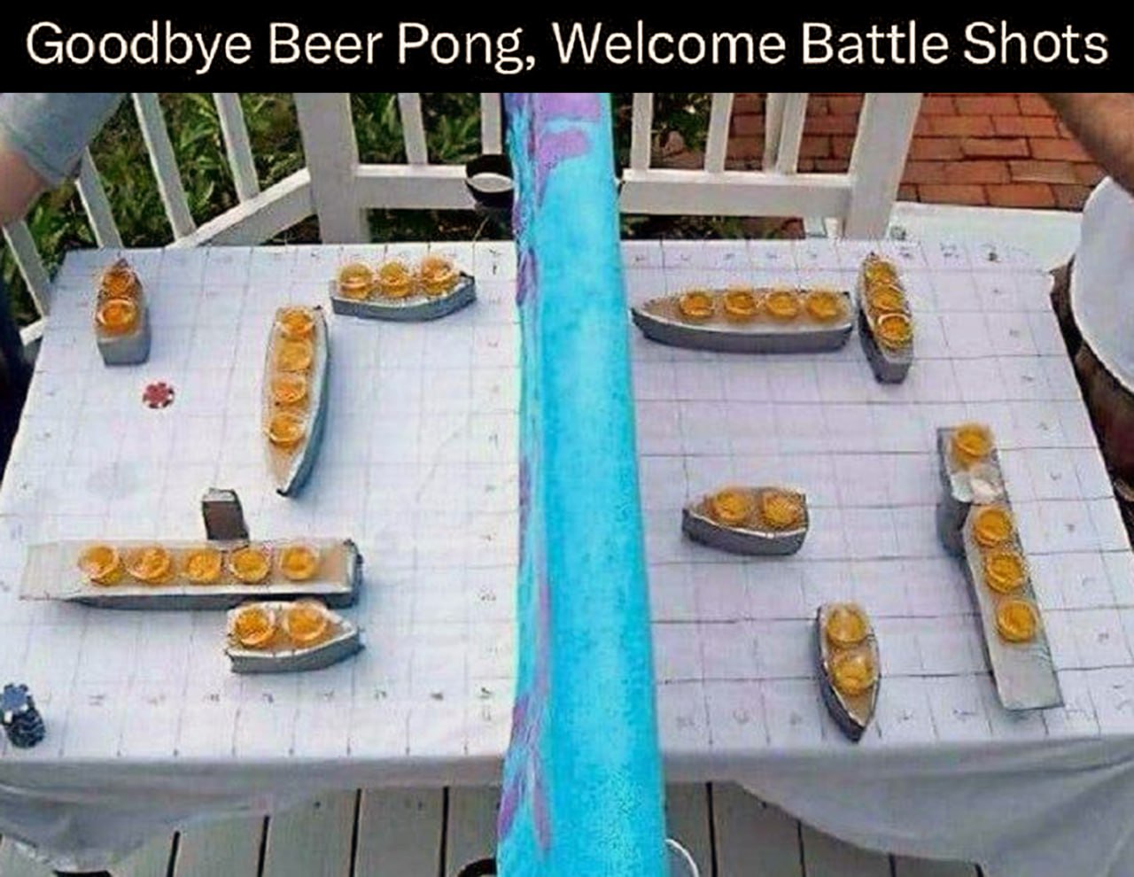Goodbye Beer Pong, Welcome Battle Shots Игра "Морской бой" со стопками вместо фишек на открытом воздухе.