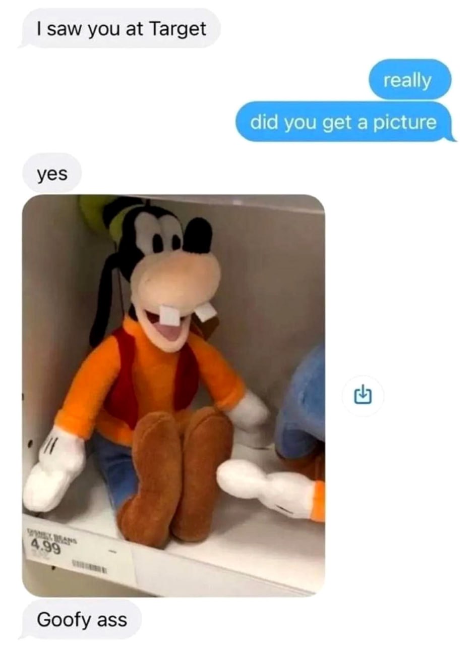 I saw you at Target Goofy ass Переписка в мессенджере, где человек отправляет фотографию плюшевой игрушки Гуфи, стоящей на полке в магазине Target.
