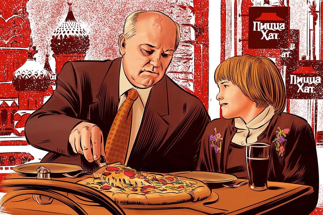 Горбачев ест пиццу в Pizza Hut Михаил Горбачев ест пиццу в ресторане Pizza Hut, рядом с ним сидит девушка, на фоне видны купола и вывески Pizza Hut