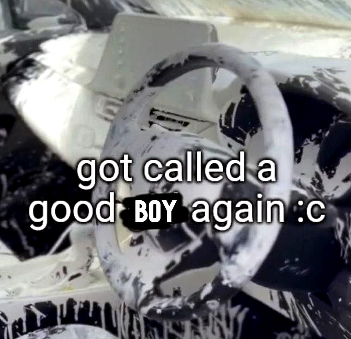Got called a good boy again Автомобиль, залитый белой и черной краской, с надписью «got called a good boy again»