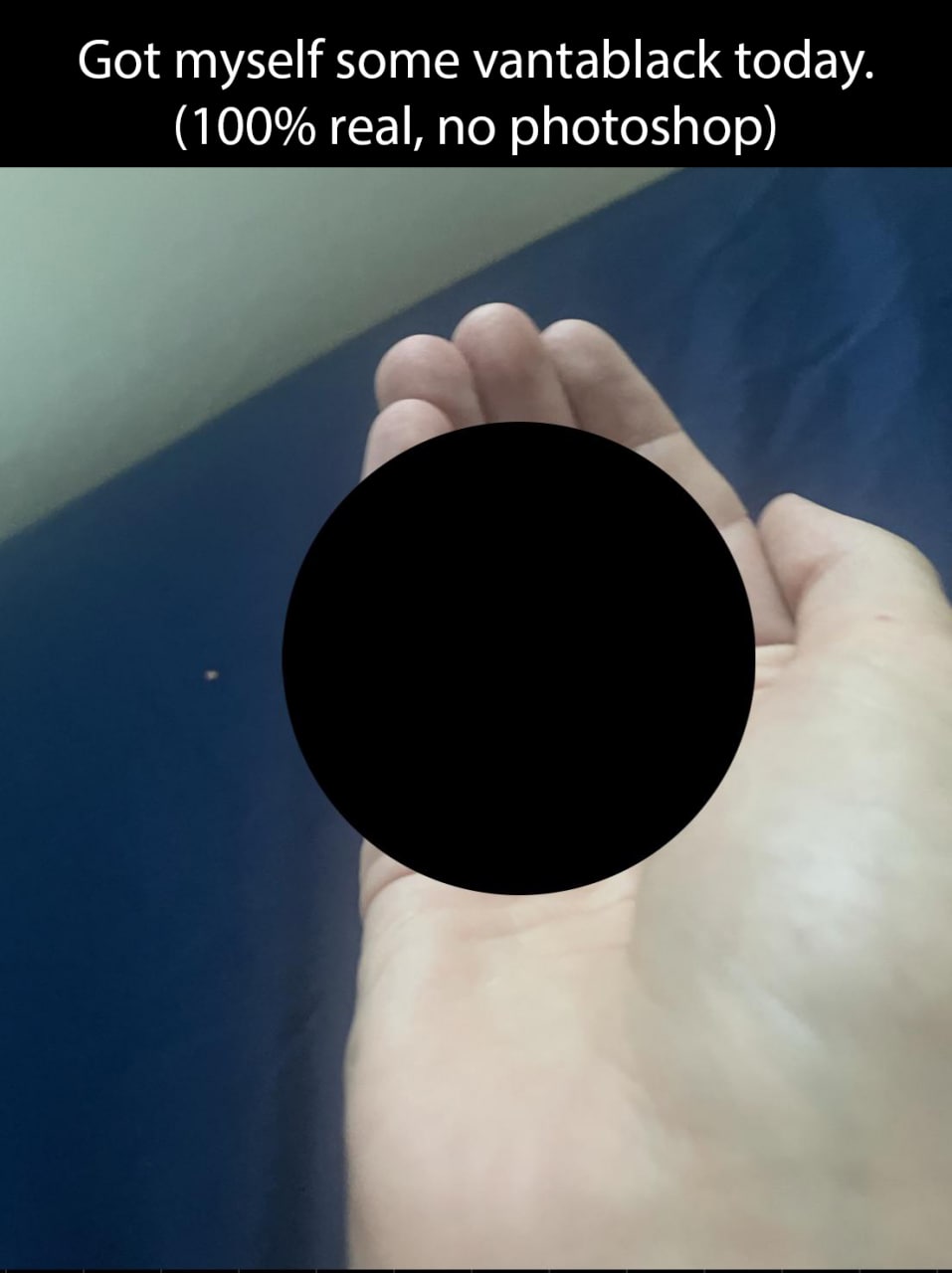 Got myself some vantablack today Человек держит в руке предмет, который якобы является "вантаблэком" — самым черным веществом в мире, и выглядит как идеально черный круг.