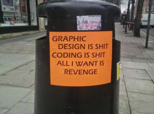 Graphic Design Is Shit Coding Is Shit All I Want Is Revenge Плакат с надписью: Graphic Design Is Shit, Coding Is Shit, All I Want Is Revenge на мусорном баке
