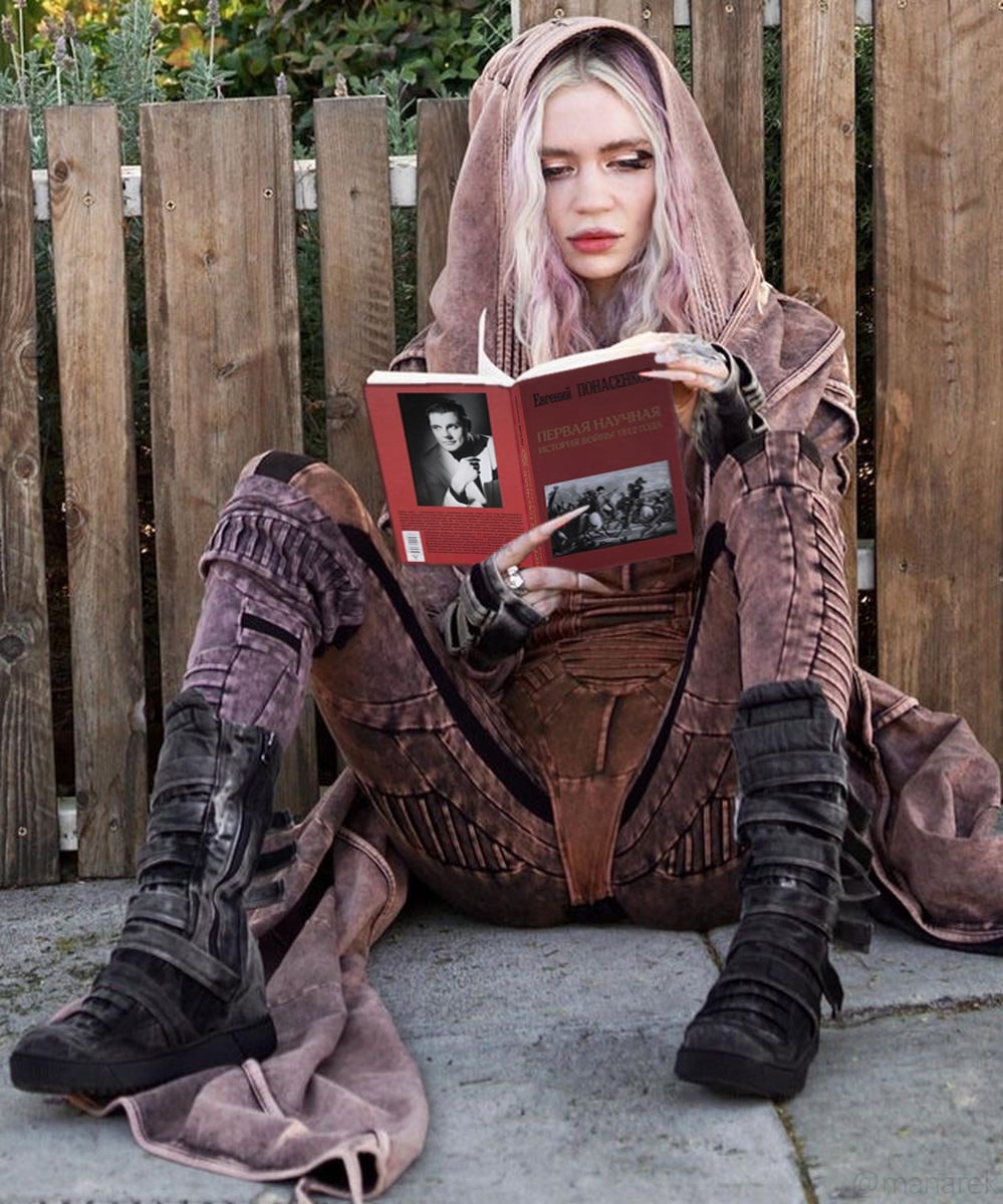 Граймс читает Понасенкова Граймс, сидящая у забора, читает книгу Евгения Понасенкова «Первая научная история войны 1812 года»