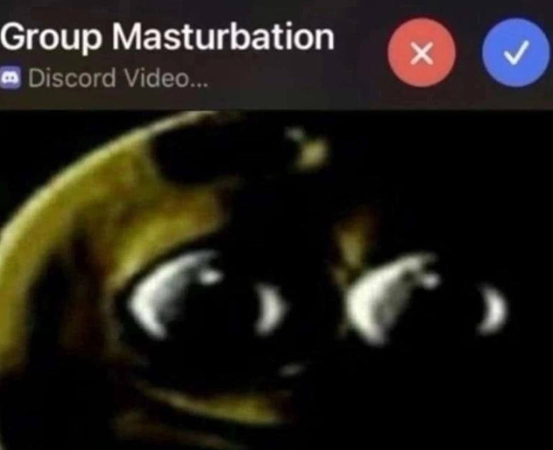 Group Masturbation Discord Video мем Мем, где страшное существо смотрит на уведомление о групповой мастурбации в Discord