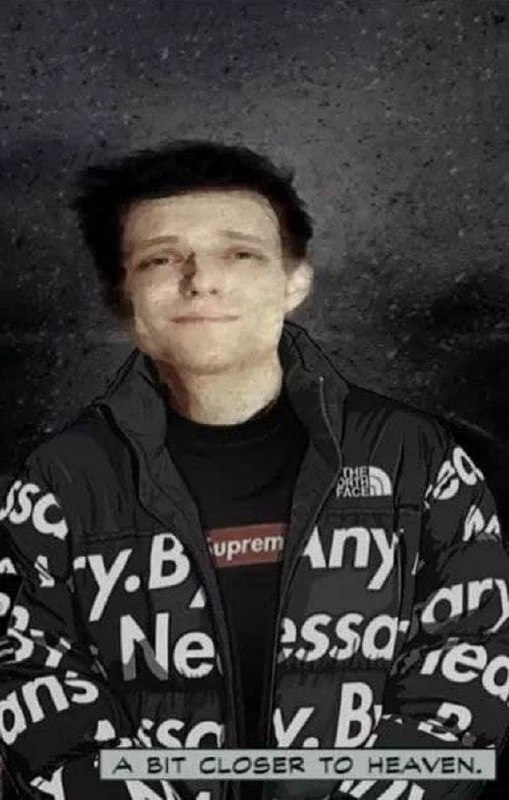 Парень в куртке The North Face Supreme Drip Мем с парнем в черной куртке The North Face Supreme Drip с белыми буквами и надписью "A bit closer to heaven".