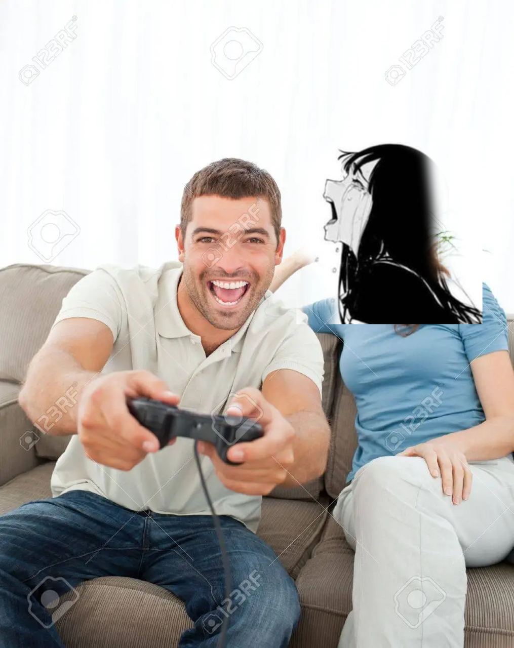 Парень играет в игры, девушка плачет Весёлый парень играет в видеоигры, а его девушка сидит рядом и плачет, не желая с ним играть.
