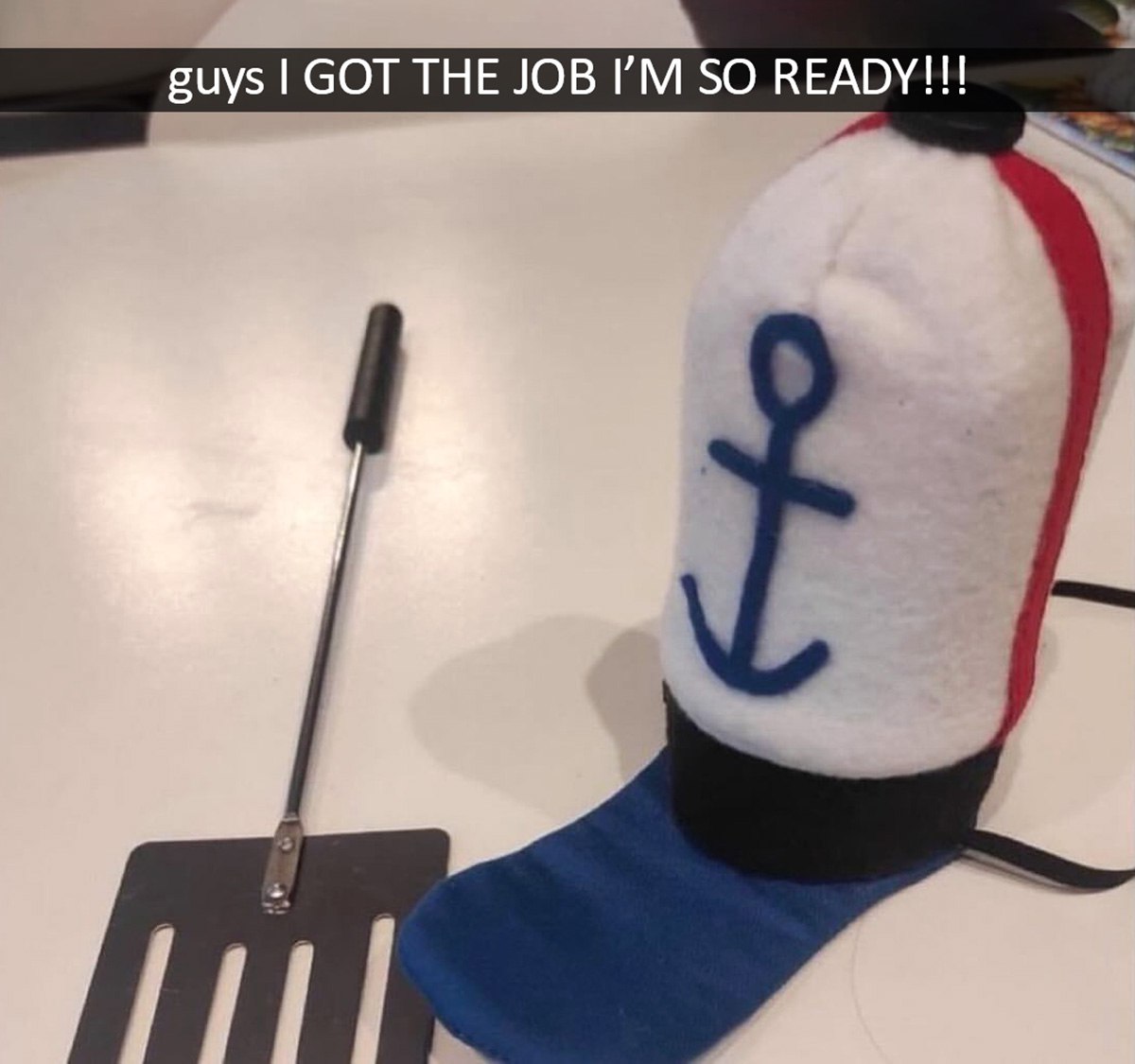 Guys I got the job I'm so ready Шляпа моряка и лопатка для готовки на столе