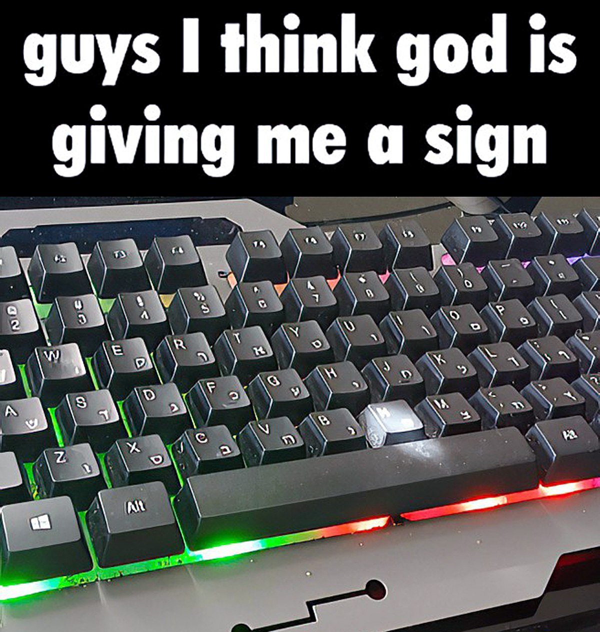 Guys I think god is giving me a sign Клавиатура с отсутствующей кнопкой "I" и надписью "Guys I think god is giving me a sign".