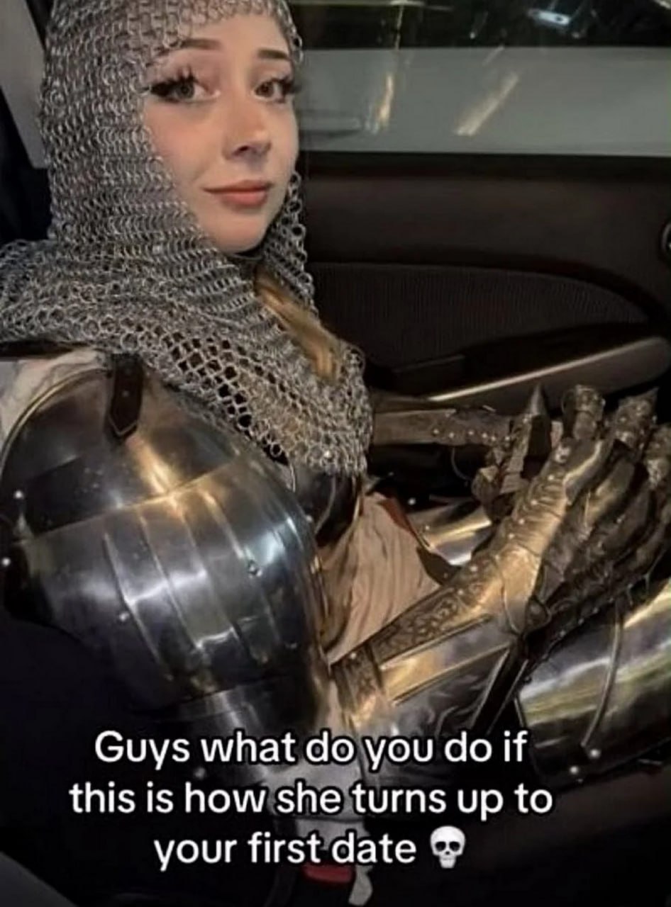 Guys what do you do if this is how she turns up to your first date Девушка в доспехах и кольчуге на первом свидании