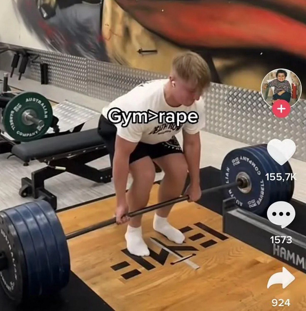 Спортзал лучше чем насилие Мем, где парень в спортзале готовится к становой тяге, а на картинке написано «Спортзал лучше чем насилие».
