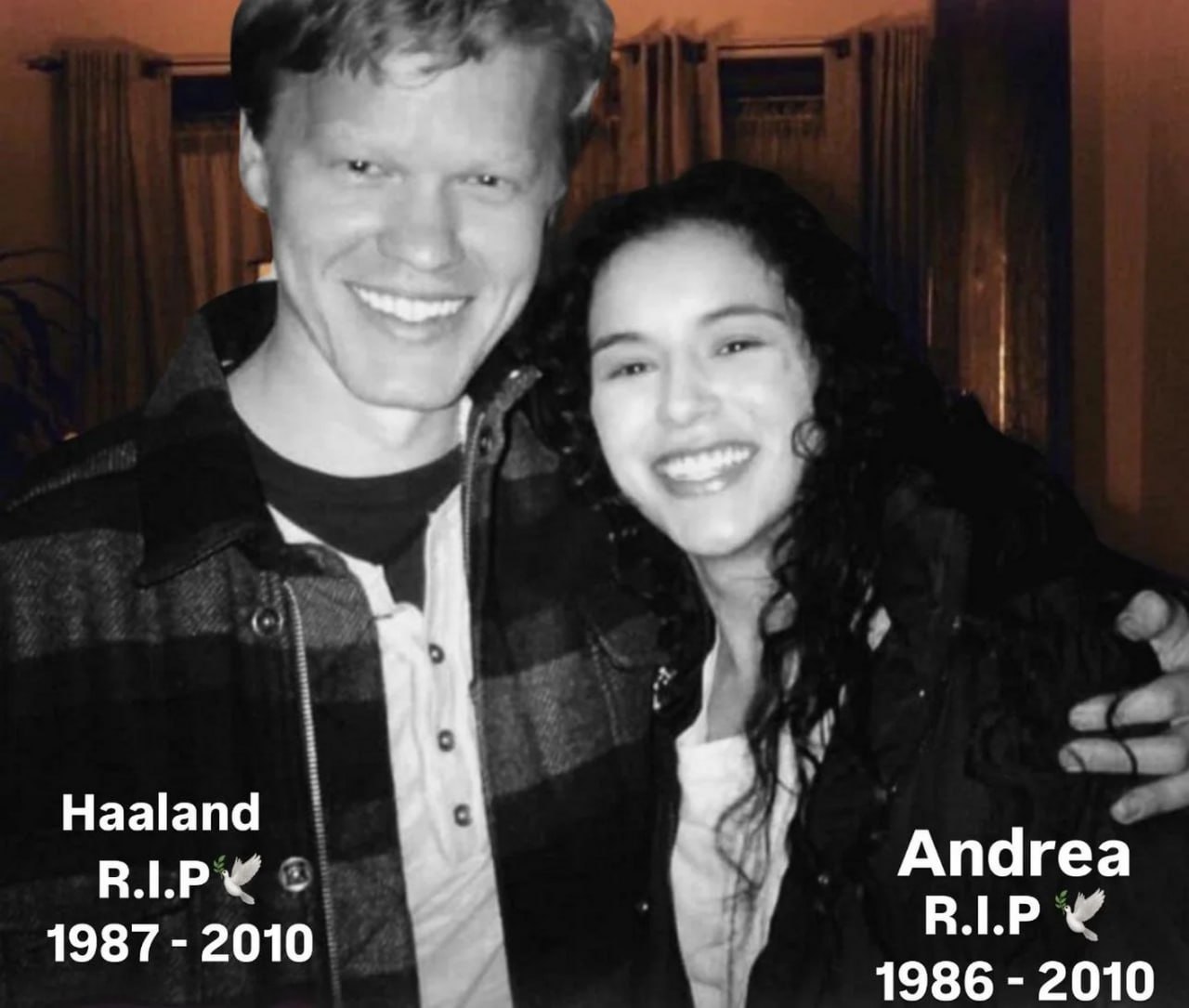 Haaland и Andrea R.I.P. 1987-2010 Мем с надписями Haaland R.I.P. 1987-2010 и Andrea R.I.P. 1986-2010 на черно-белом фото улыбающихся мужчины и женщины.