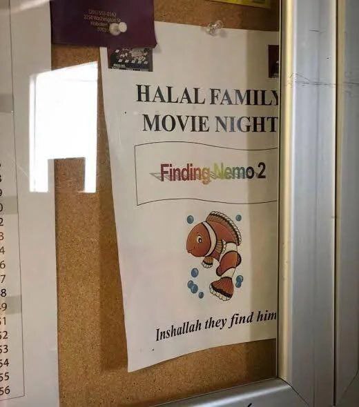 Halal family movie night Finding Nemo 2 Плакат «Халяльный семейный киновечер» с мультфильмом «В поисках Немо 2» и надписью «Иншаллах, они найдут его»