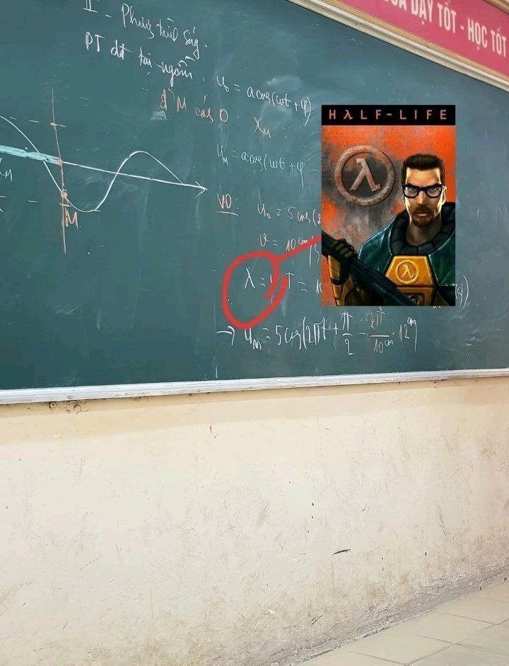 Логотип Half-Life на школьной доске Мем, где логотип Half-Life наложен на математическую формулу с символом лямбды на школьной доске.