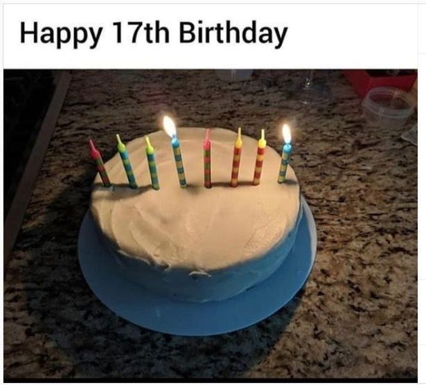 Happy 17th Birthday Торт с семью свечами и надписью «С 17-летием»