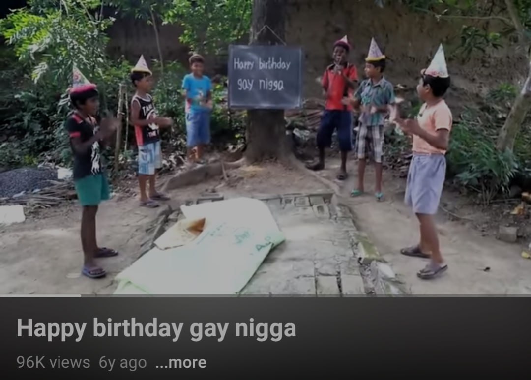 Happy birthday gay nigga Шестеро детей в праздничных колпаках стоят в кругу вокруг черной доски с надписью «Happy birthday gay nigga».