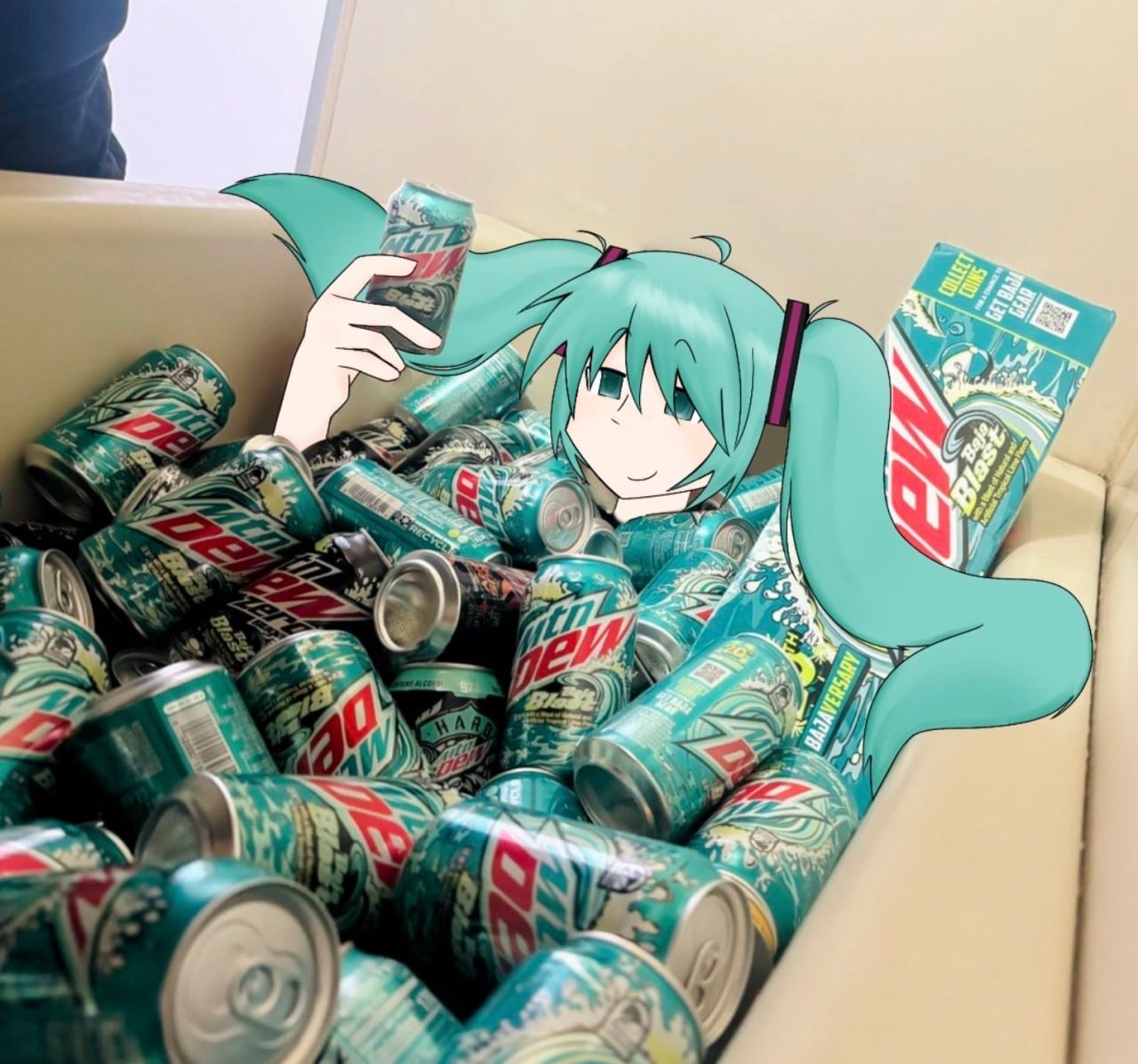 Хатсуне Мику отдыхает в огромной куче банок Mountain Dew Baja Blast