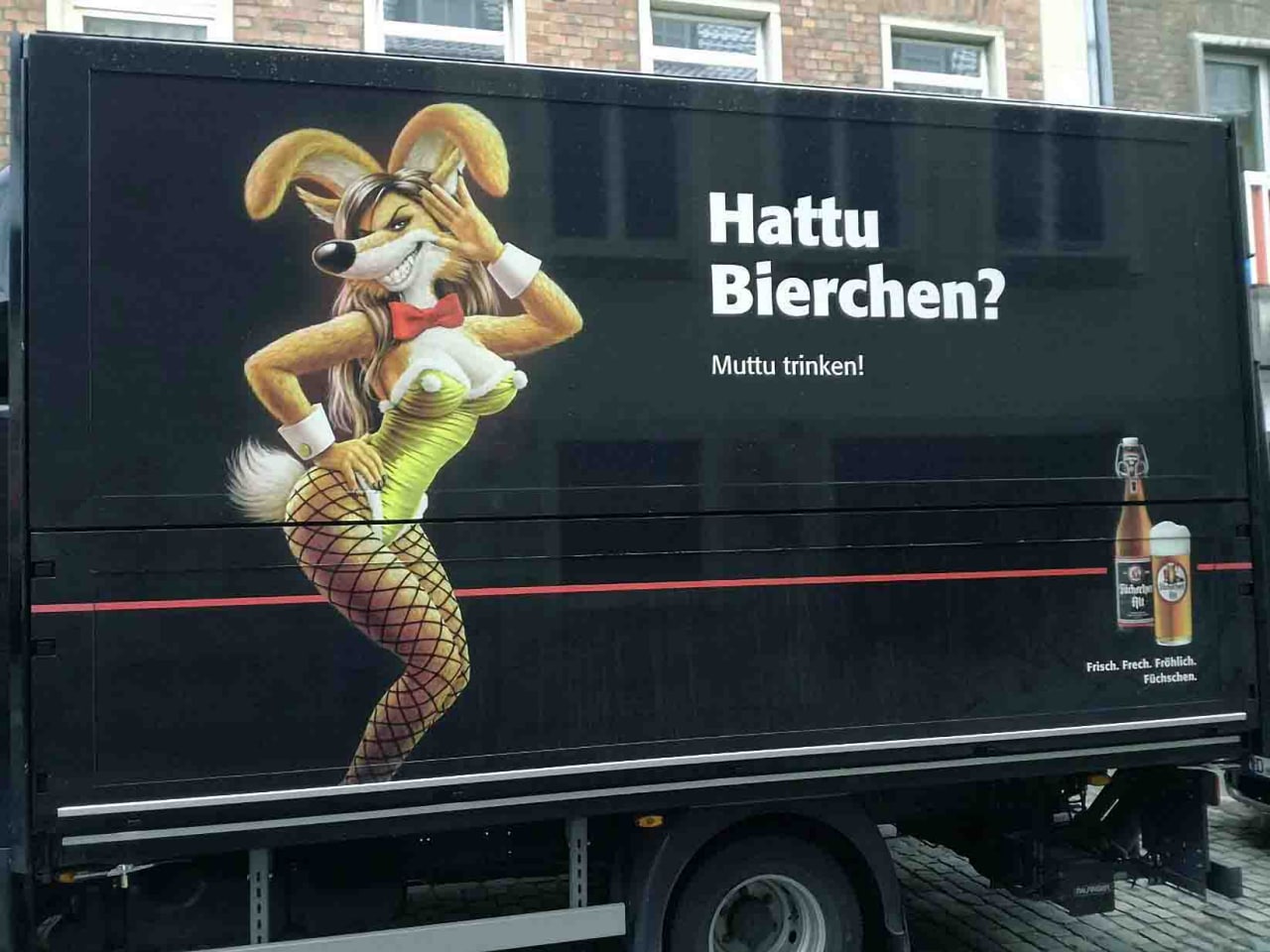 Hattu Bierchen? Muttu trinken! Лисица Мем с лисицей в костюме кролика Playboy на фургоне пива, которая спрашивает: "Hattu Bierchen?" ("У тебя есть пивко?")