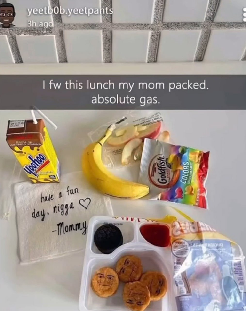 Have a fun day, nigga –Mommy Упакованный мамой обед с наггетсами, бананом, печеньем, соком и запиской «Have a fun day, nigga»