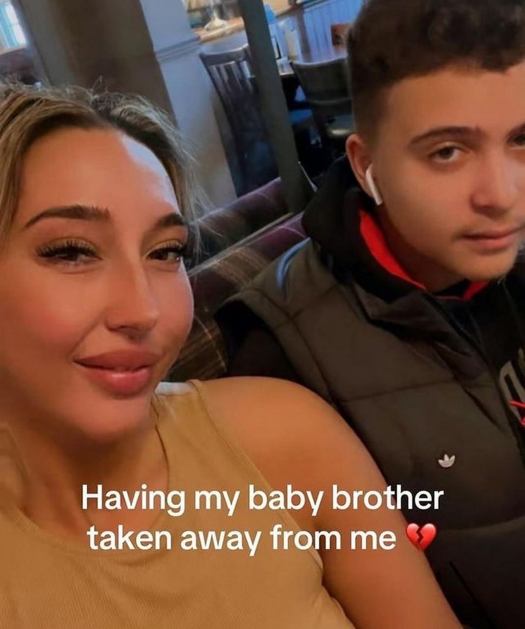 Having my baby brother taken away from me Мем, где девушка делает селфи с братом, а подпись гласит, что у неё забирают её младшего брата