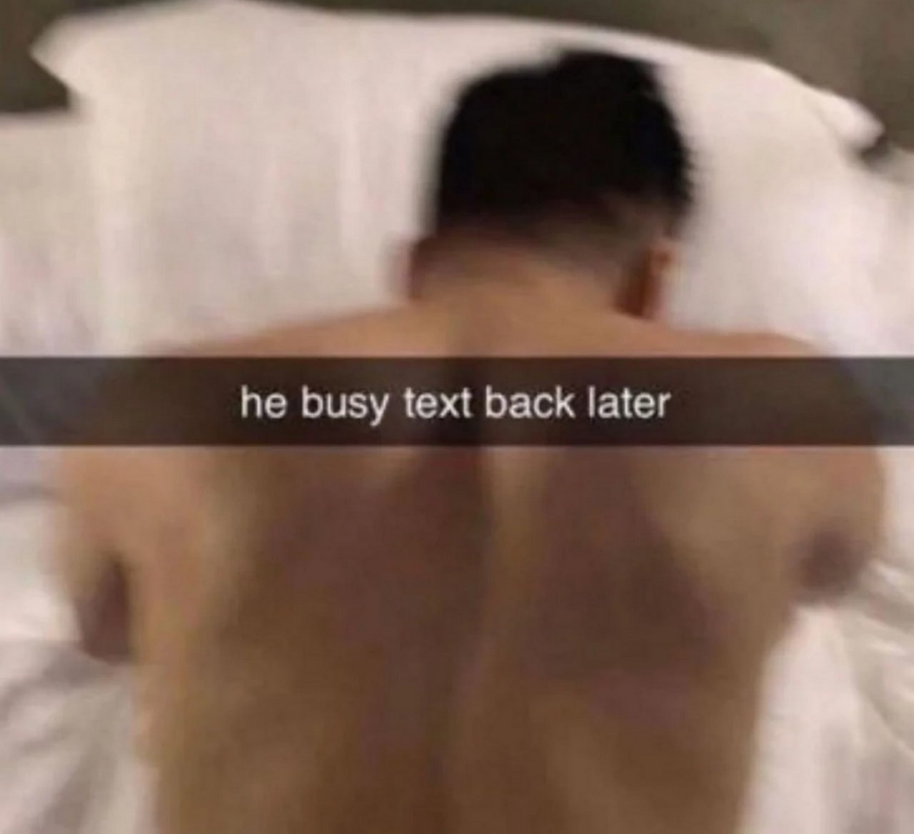 He busy text back later Мем с мужчиной на кровати, на спине которого видны красные пятна, с подписью "He busy text back later".