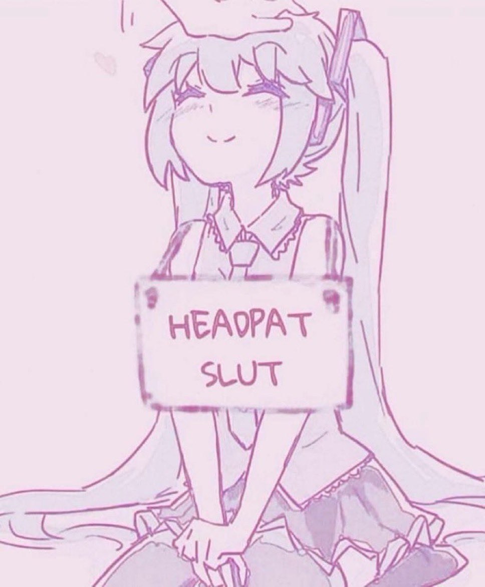 Милая аниме-девушка держит табличку «HEADPAT SLUT» и просит гладить её по голове
