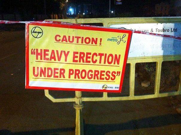 Heavy erection under progress Дорожный знак с надписью "Heavy erection under progress" (Идет тяжелое строительство/монтаж).