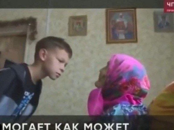 Молодой человек пытается помочь пожилой женщине — «Помогает как может».