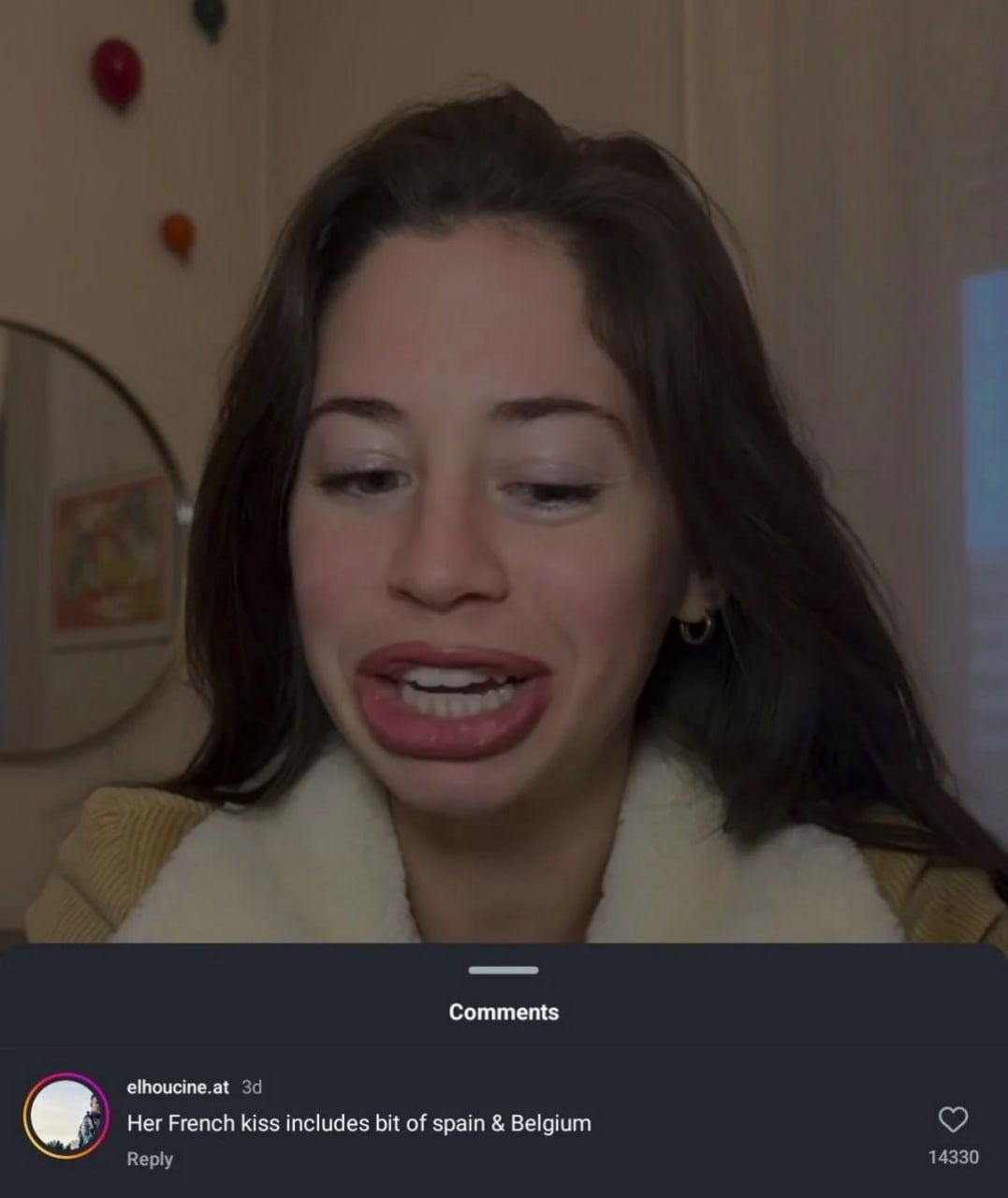 Her french kiss includes bit of spain & Belgium Девушка с фильтром искажения лица и комментарий "Ее французский поцелуй включает немного Испании и Бельгии"