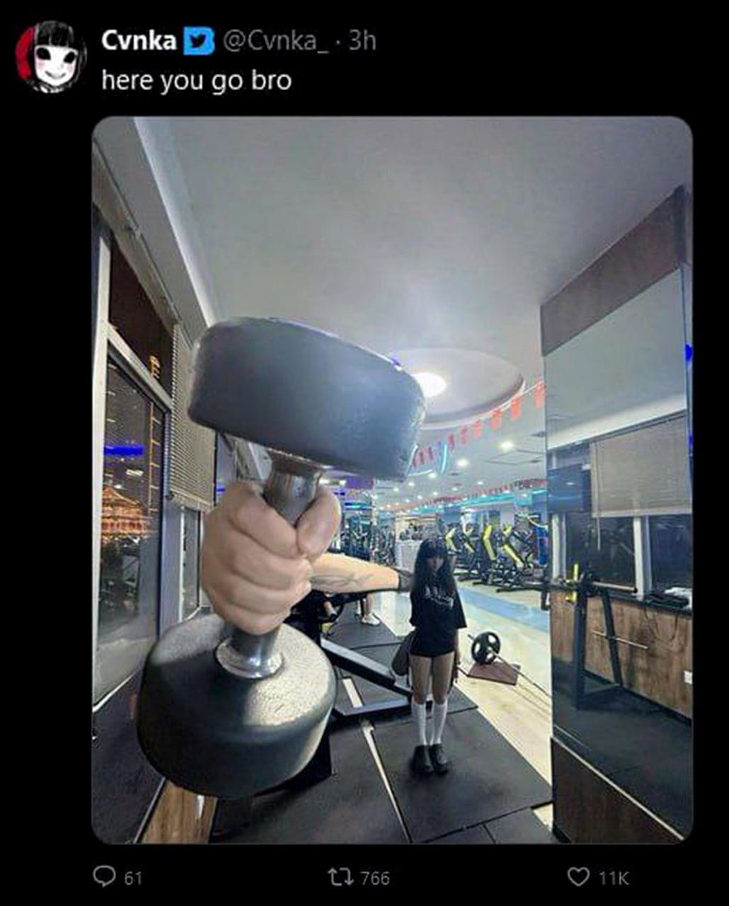 Here you go bro гантель Огромная гантель на переднем плане и девушка в спортивном зале на заднем плане с подписью «here you go bro».