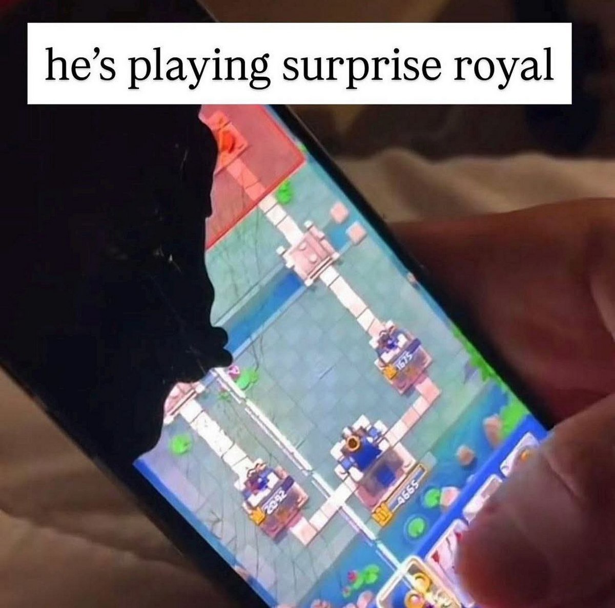 He's playing surprise royal Человек играет в Clash Royale на телефоне с разбитым экраном