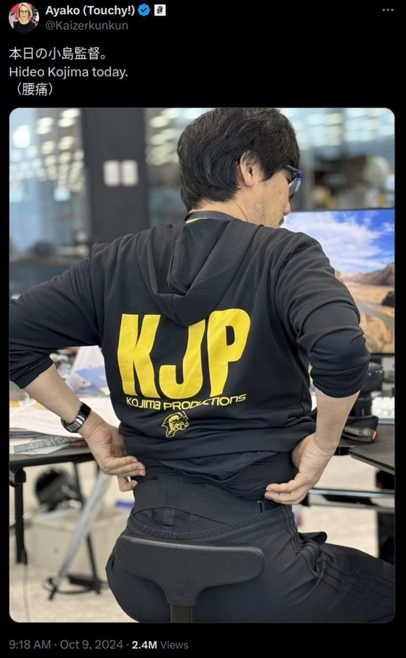 Hideo Kojima today (back pain) Хидео Кодзима поднимает толстовку, чтобы помассировать поясницу