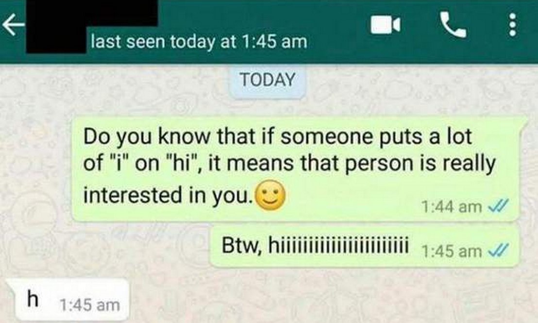 Hiiiiiiiiiiiiiiiiiiii h Переписка в WhatsApp, где человек намекает на свою заинтересованность, используя длинное "hi", и получает короткий ответ "h".