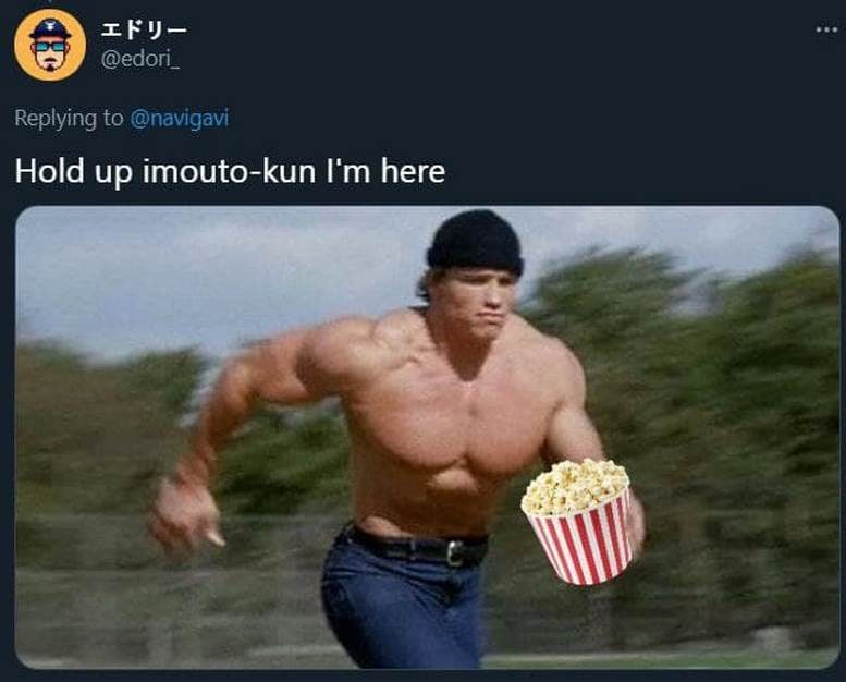 Hold up imouto-kun I'm here Арнольд Шварценеггер бежит с попкорном в руках, чтобы присоединиться к просмотру. Кадр из фильма Коммандо с наложенным стаканом попкорна.