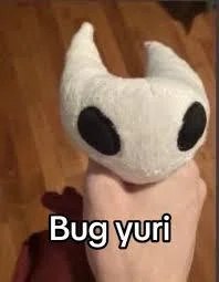 Мягкая игрушка персонажа Hollow Knight Хорнет с надписью "Bug yuri"