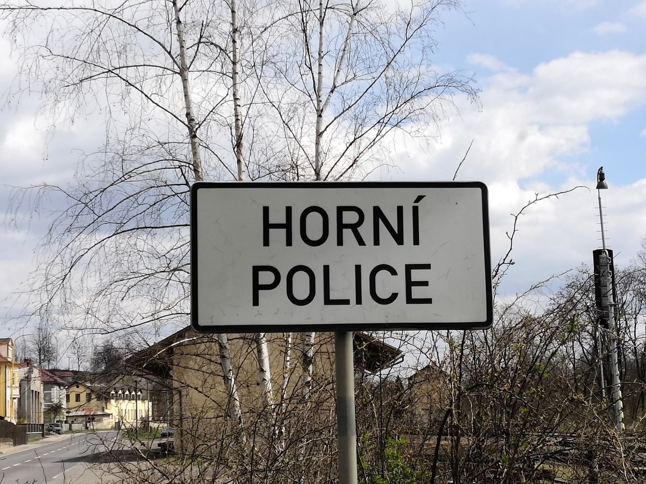 Horní Police Дорожный знак с надписью «Horní Police» на фоне безлиственных деревьев и неба