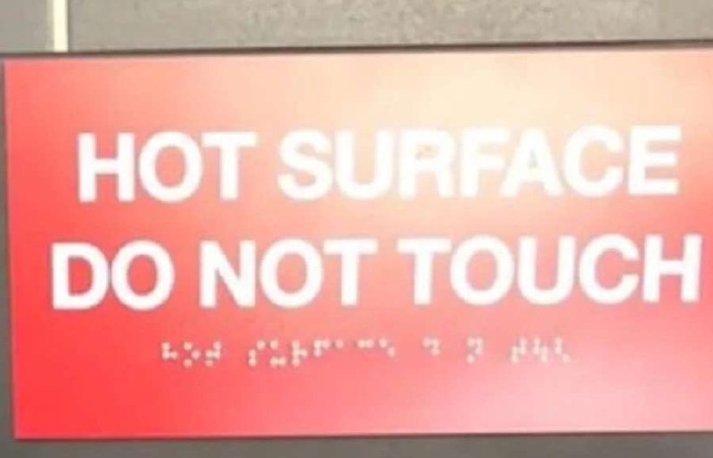 Красная предупреждающая табличка с надписью Hot Surface Do Not Touch и текстом Брайля снизу