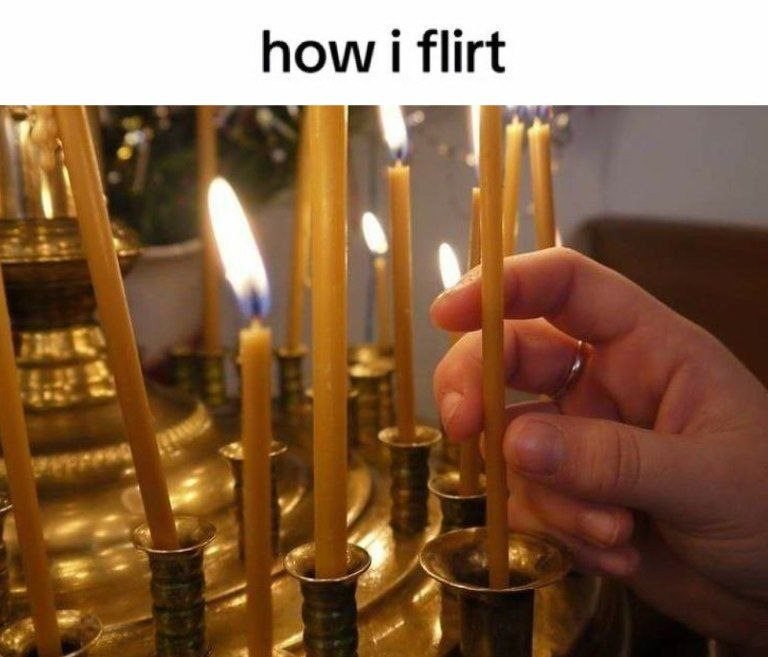 Как я флиртую Человек ставит свечку в церкви с подписью «how i flirt»
