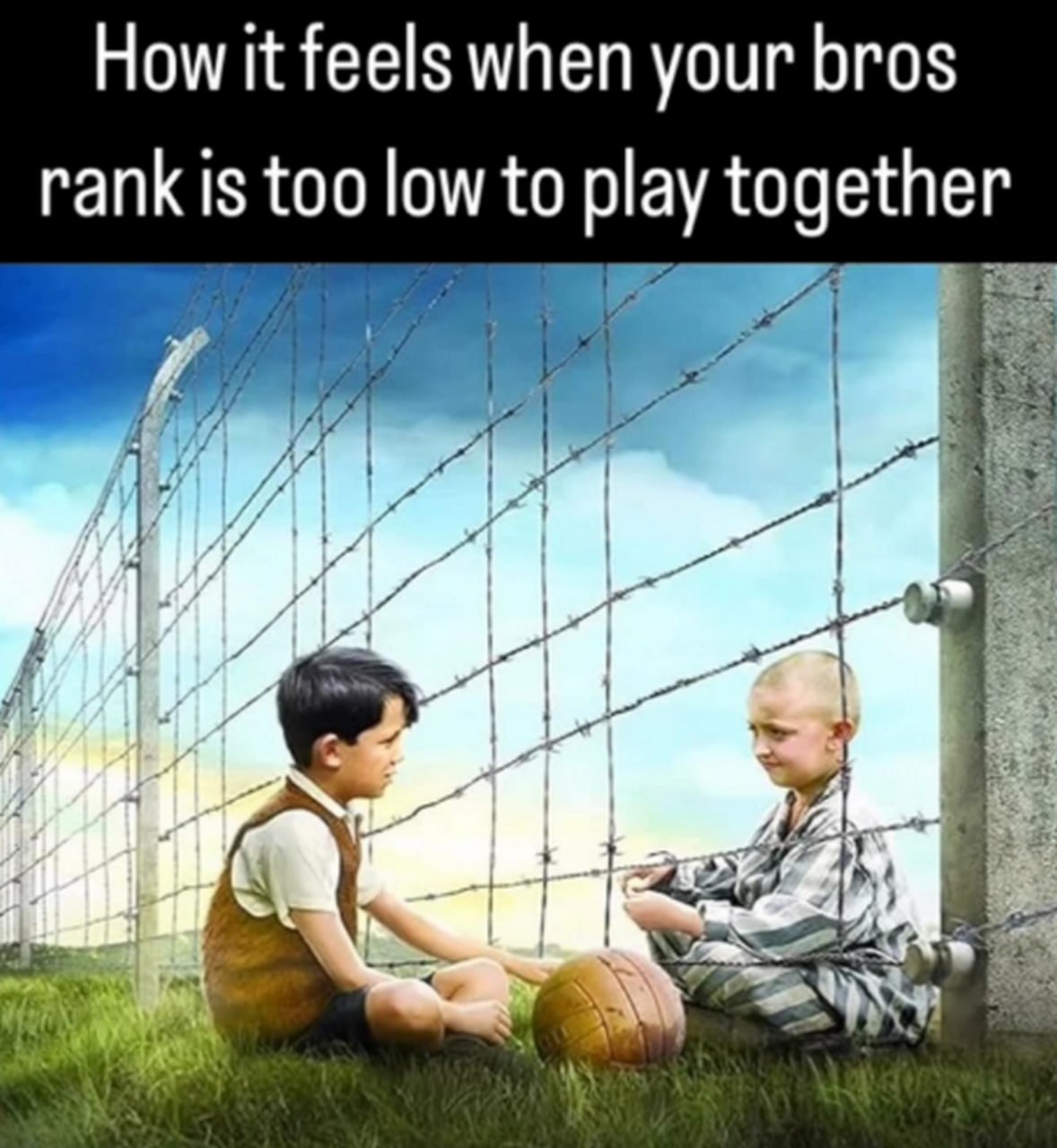 How it feels when your bros rank is too low to play together Мальчики по разные стороны забора из колючей проволоки из-за низкого ранга, чтобы играть вместе