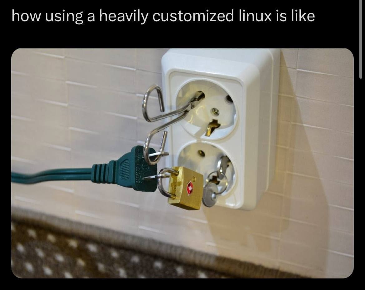 Как выглядит использование сильно кастомизированного Linux: вилка, ключ и крючки в розетке